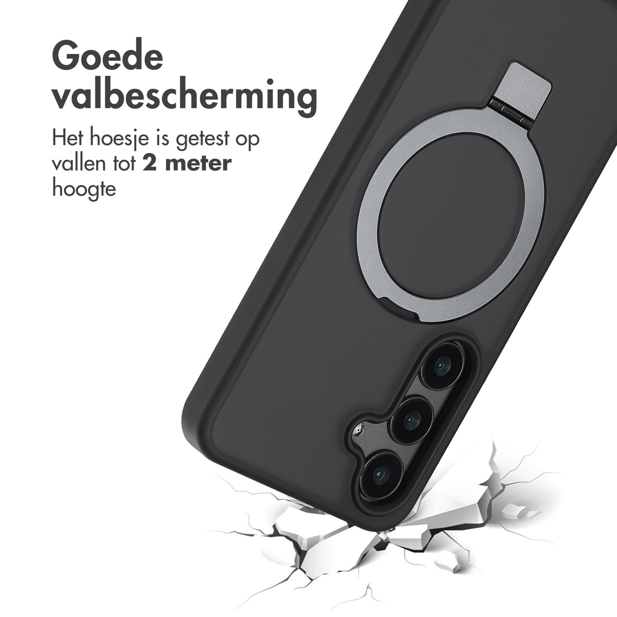 Zwarte telefoonhoes met een ring. De hoes is licht gebogen. Goede valbescherming staat er. Witte achtergrond.