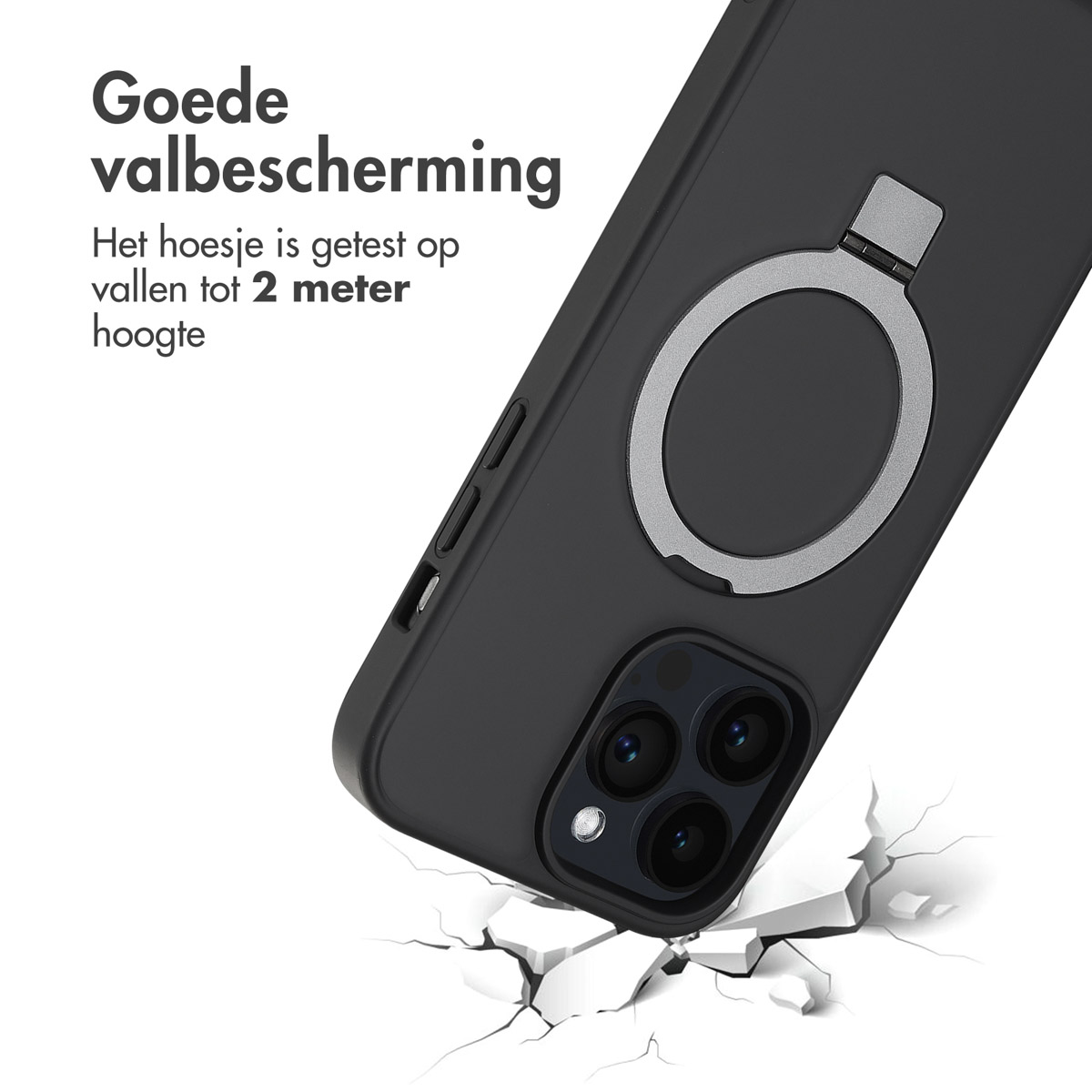 Zwarte telefoonhoes met ringhouder. De telefoonhoes ligt op een gebarsten wit oppervlak, met tekst over valbescherming.