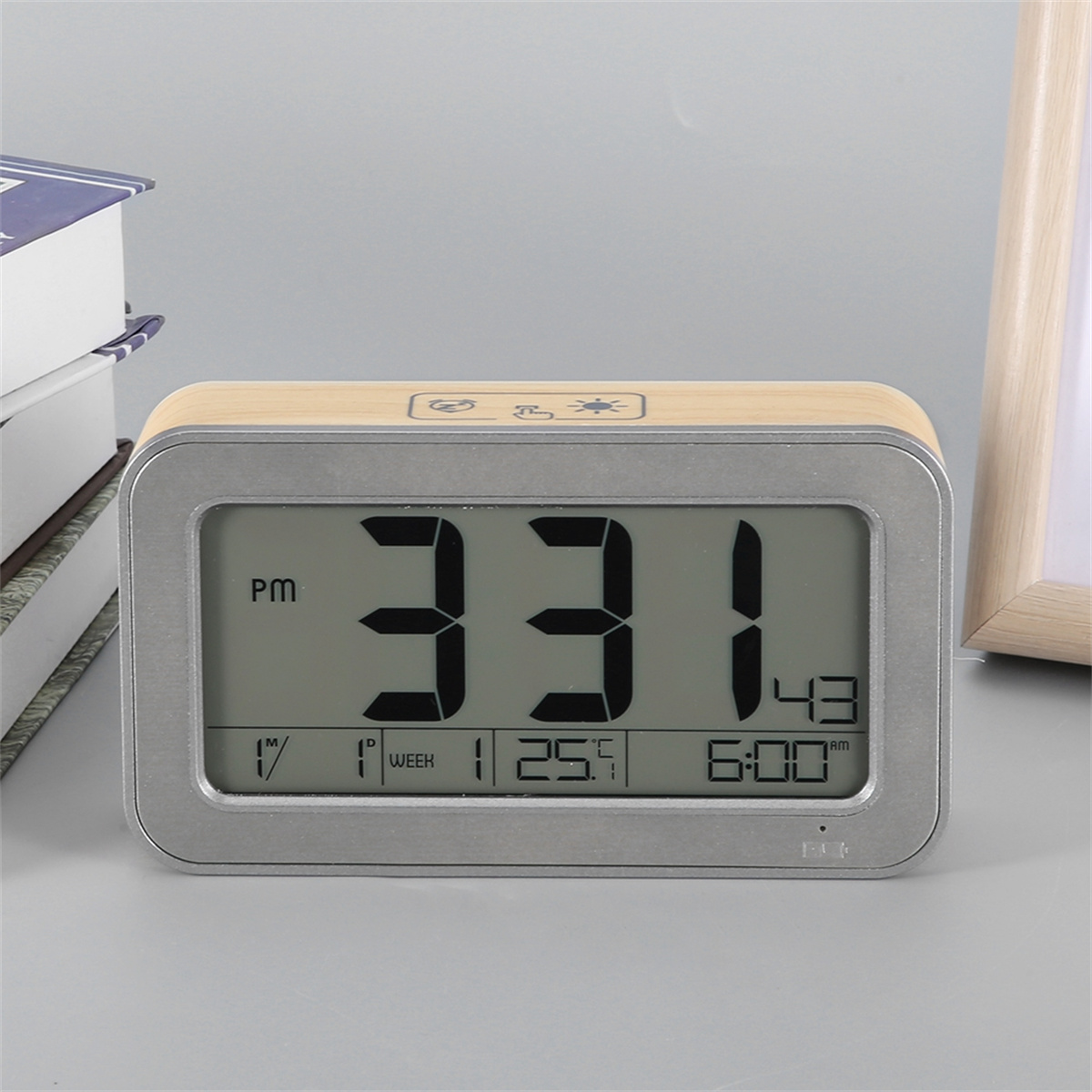 Digitaler Wecker mit Holzrahmen. Die Zeit ist 3:31, mit Datum und Uhrzeit darunter.