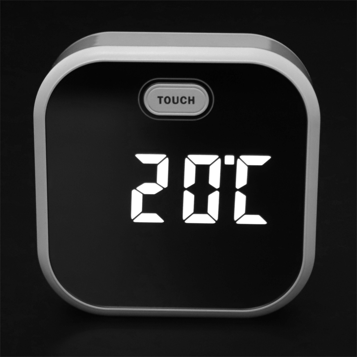 Eine schwarze Digitaluhr, die die Zahl 20°C auf dunklem Hintergrund anzeigt.