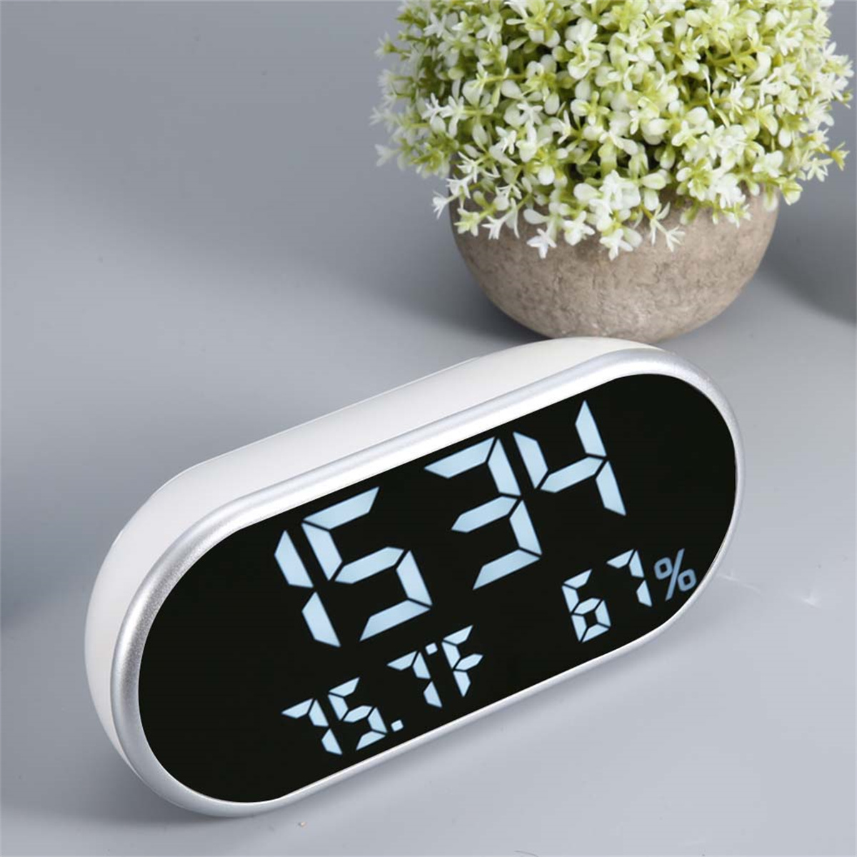 Digitaluhr mit Zeit, Temperatur und Luftfeuchtigkeit.