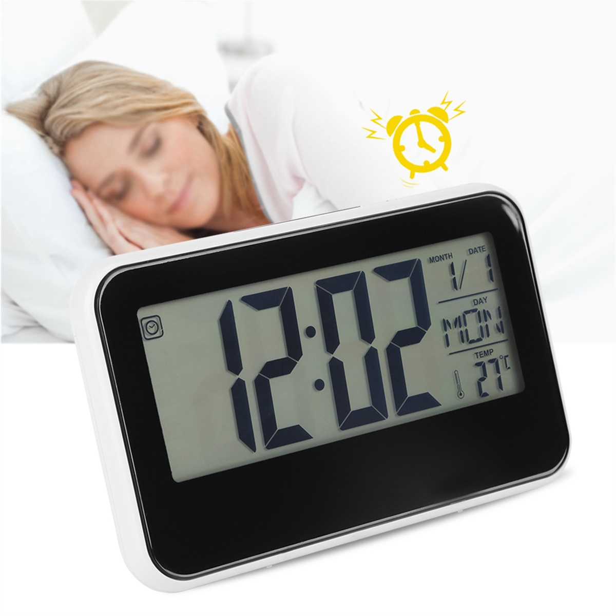 Wecker zeigt 12:02, eine Frau schläft im Hintergrund. Das Alarmsymbol ist sichtbar.