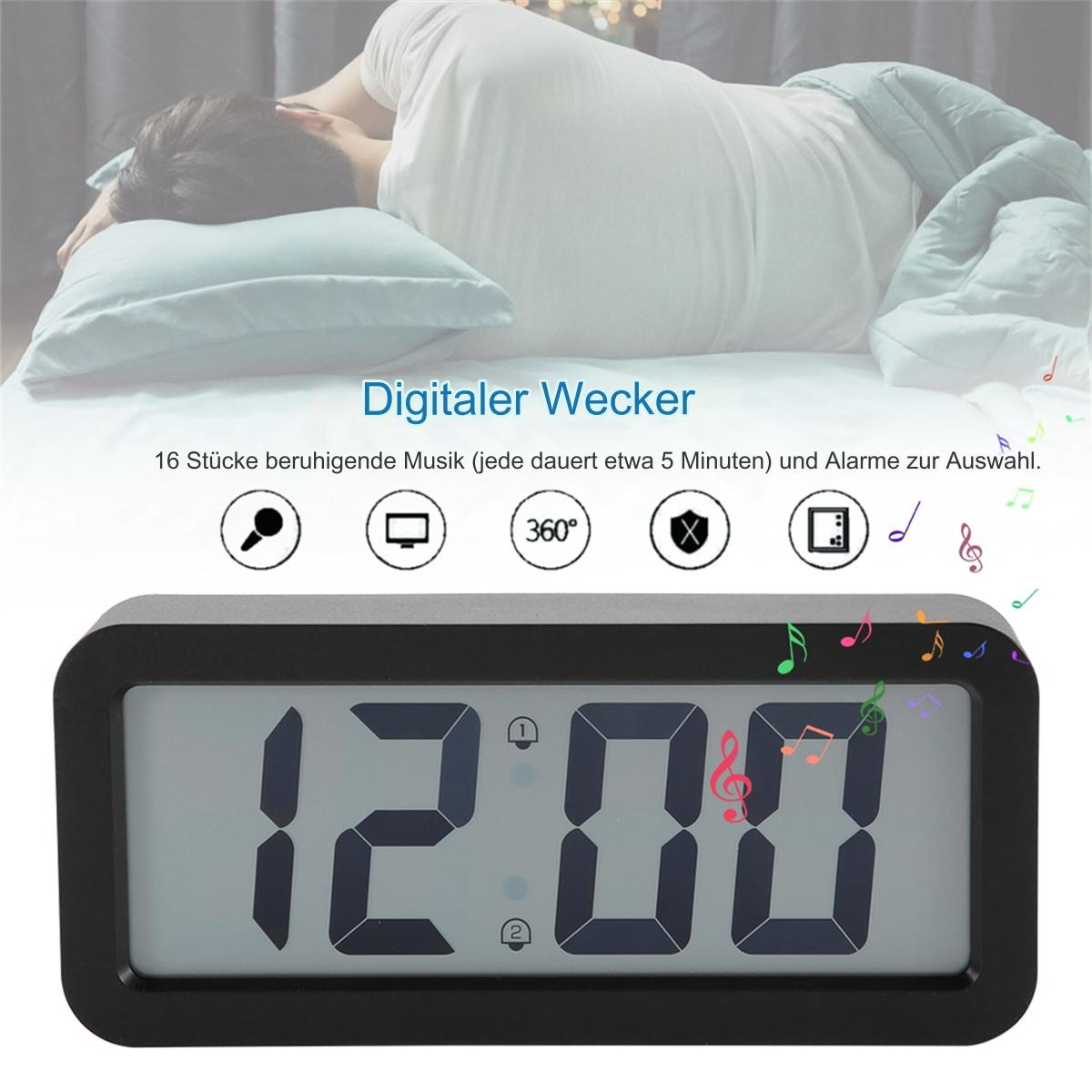 Digitaler Wecker mit schwarzem Display und einer schlafenden Person im Hintergrund. Musiknoten sind sichtbar.