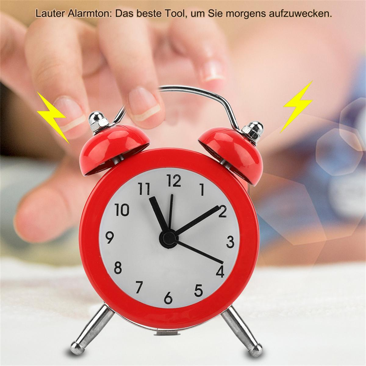 Ein roter Wecker mit zwei gelben Blitzen. Das Zifferblatt hat Zahlen.