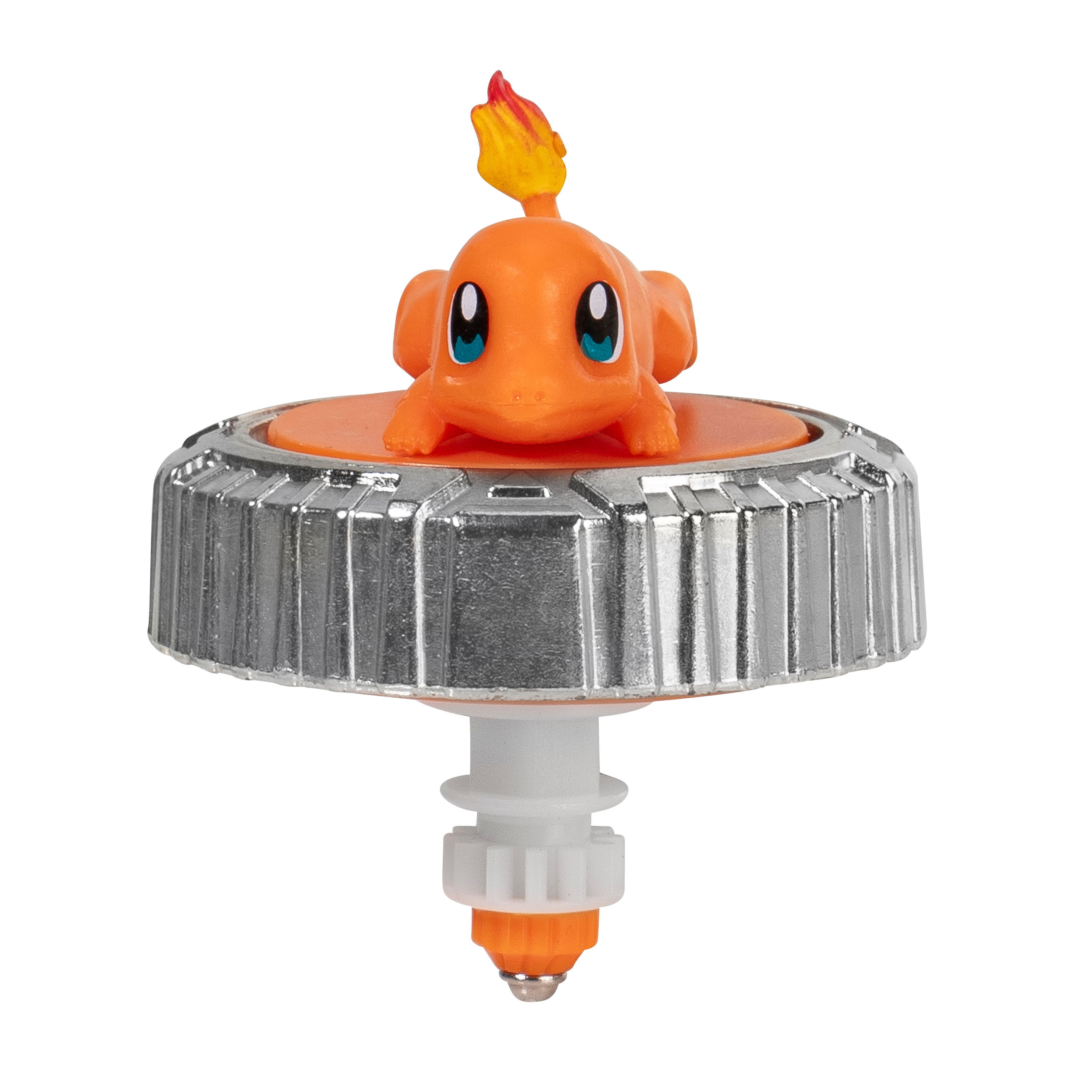 Ein Charmander-Spielzeug auf einem Kreisel mit silbernem und orangefarbenem Design. Auf weißem Grund.