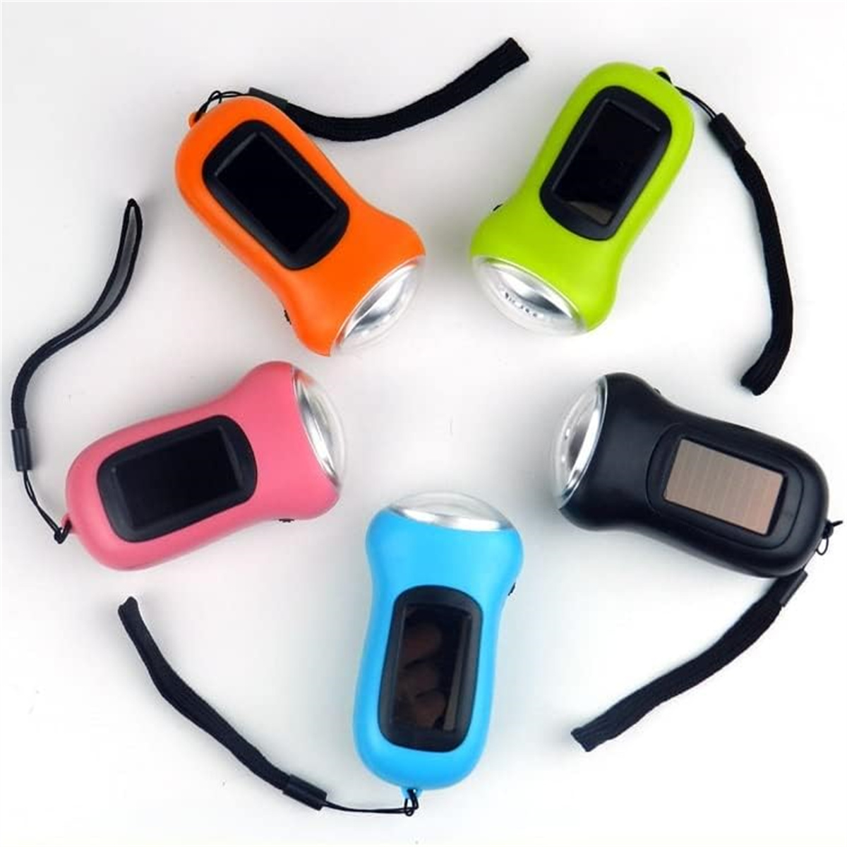 Fünf bunte Taschenlampen: orange, grün, rosa, blau und schwarz. Jede hat eine schwarze Handschlaufe.