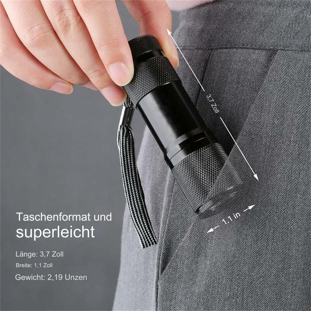 Schwarze Taschenlampe in einer Tasche. Text: 'Taschenformat und superleicht'.