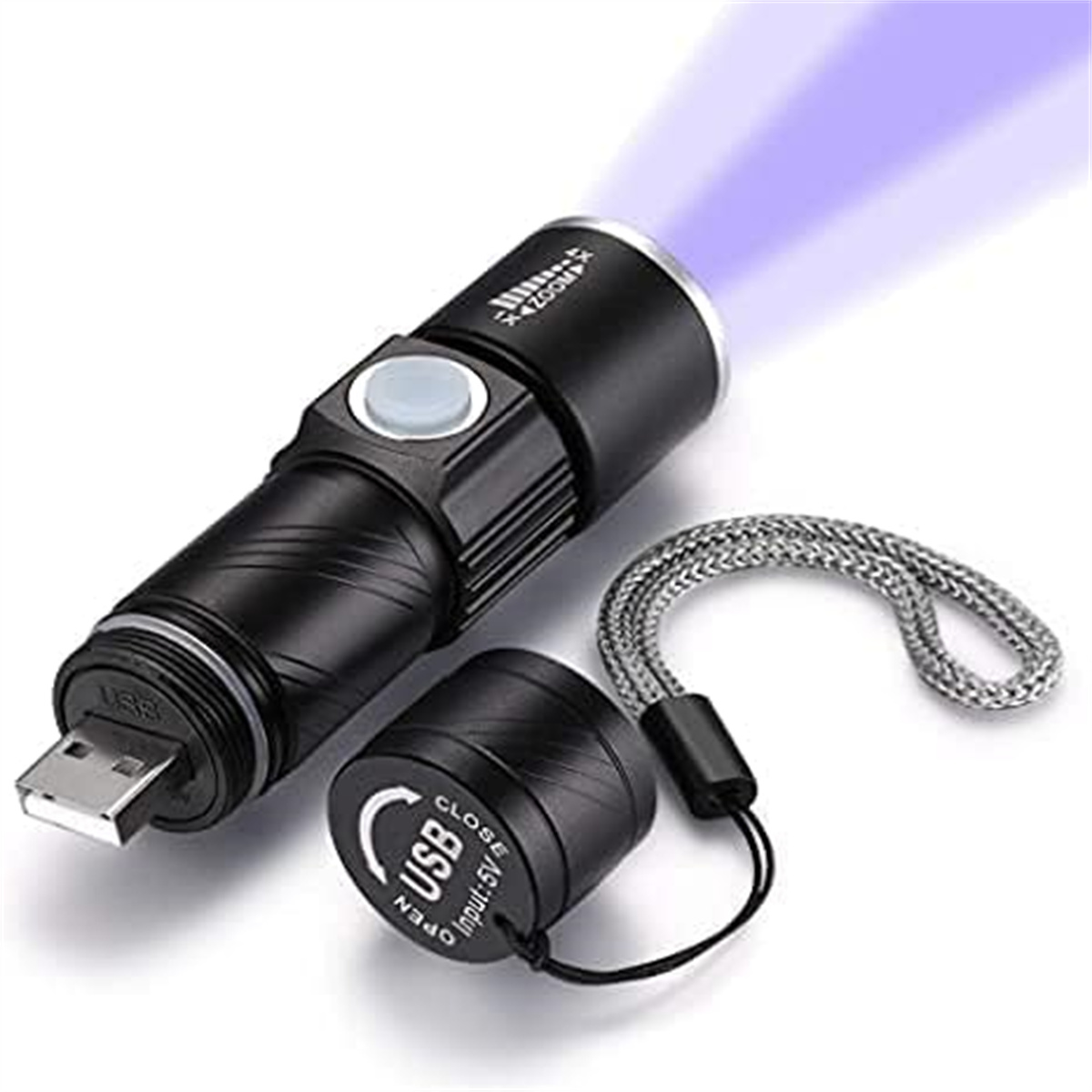 Eine schwarze Taschenlampe mit violettem Strahl. Es hat einen USB-Anschluss und eine Handschlaufe. USB-Abdeckung ist offen.