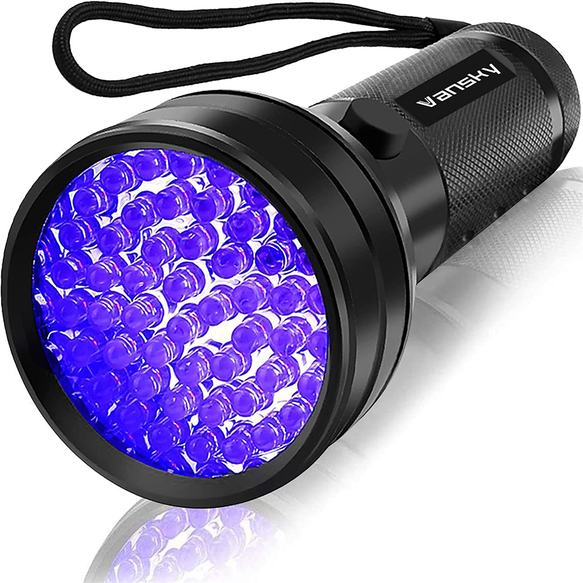 Schwarze Taschenlampe mit blauem Licht, das vorne emittiert. Am oberen Rand ist eine schwarze Schlaufe befestigt.