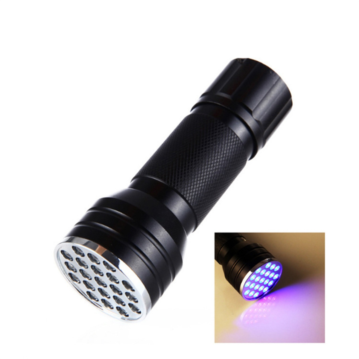 Schwarze Taschenlampe mit silbernem Ring um die Linse. Kleines Bild vom Licht an.