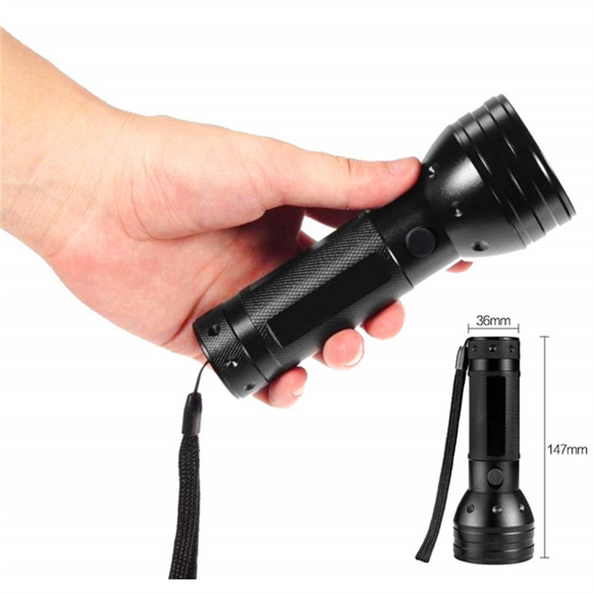 Schwarze Taschenlampe in einer Hand, mit Abmessungen angezeigt.