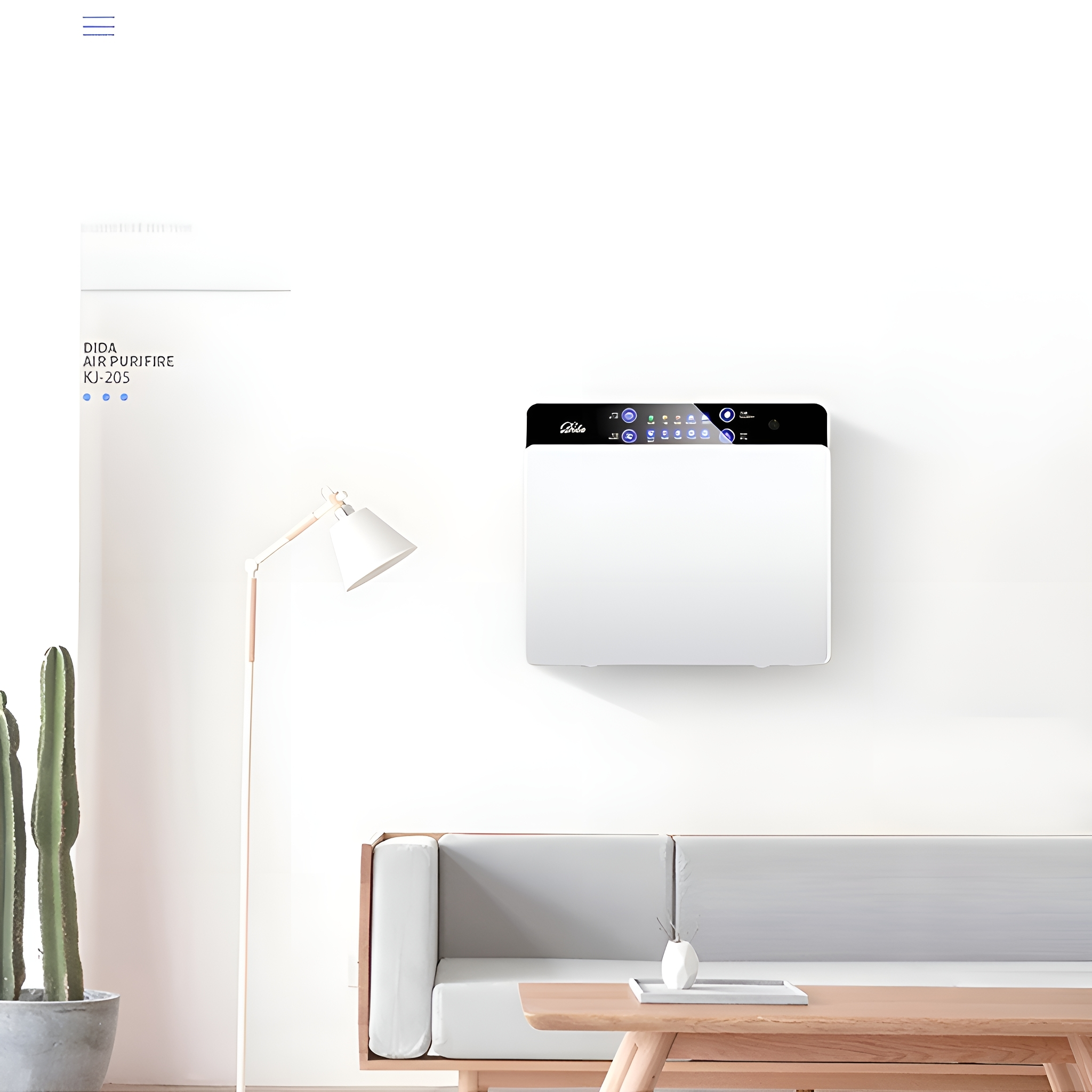 Luftreiniger an einer weißen Wand. Es gibt ein Sofa, einen Kaktus und eine Lampe im Raum.