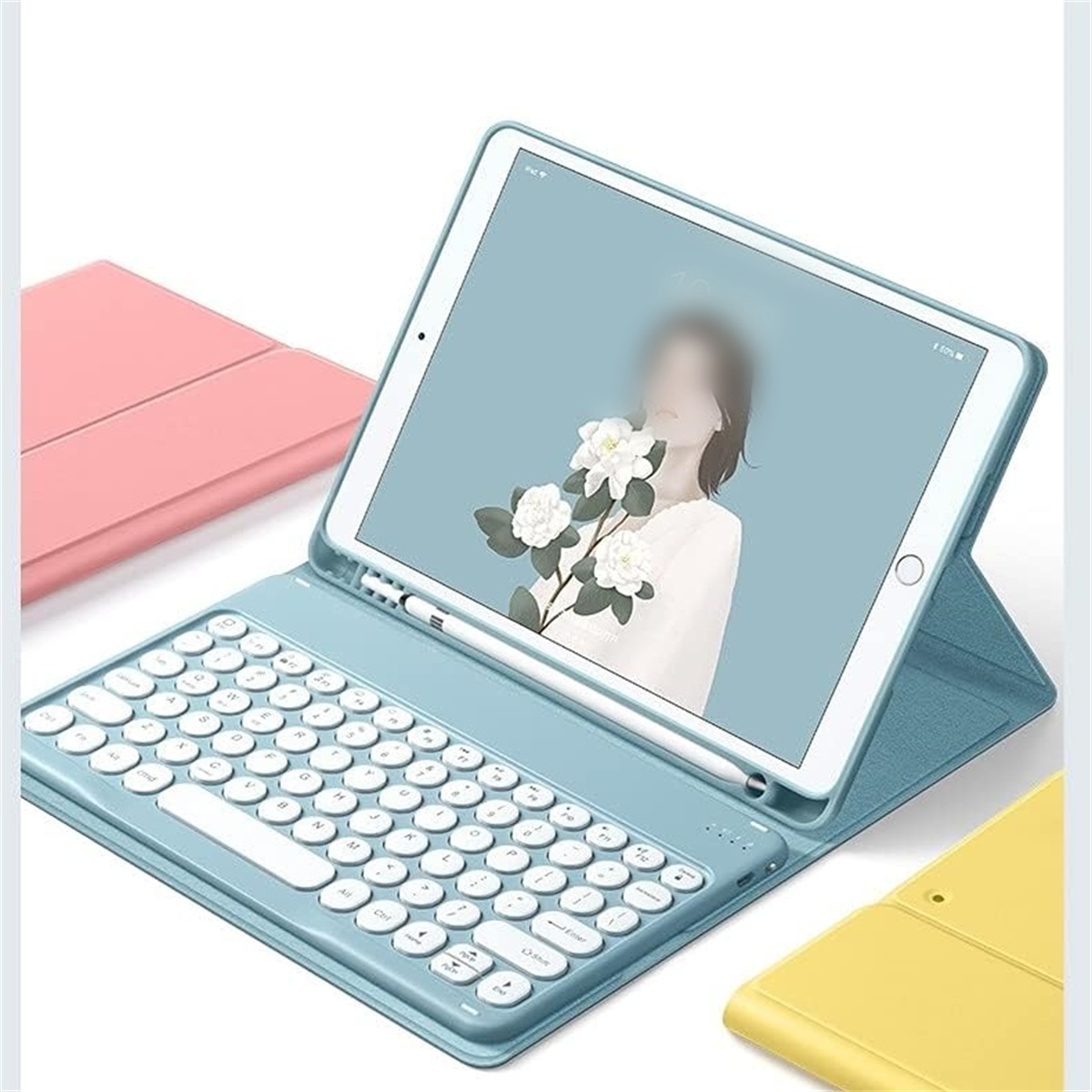 Tablet mit Tastaturhülle und Mädchenillustration.
