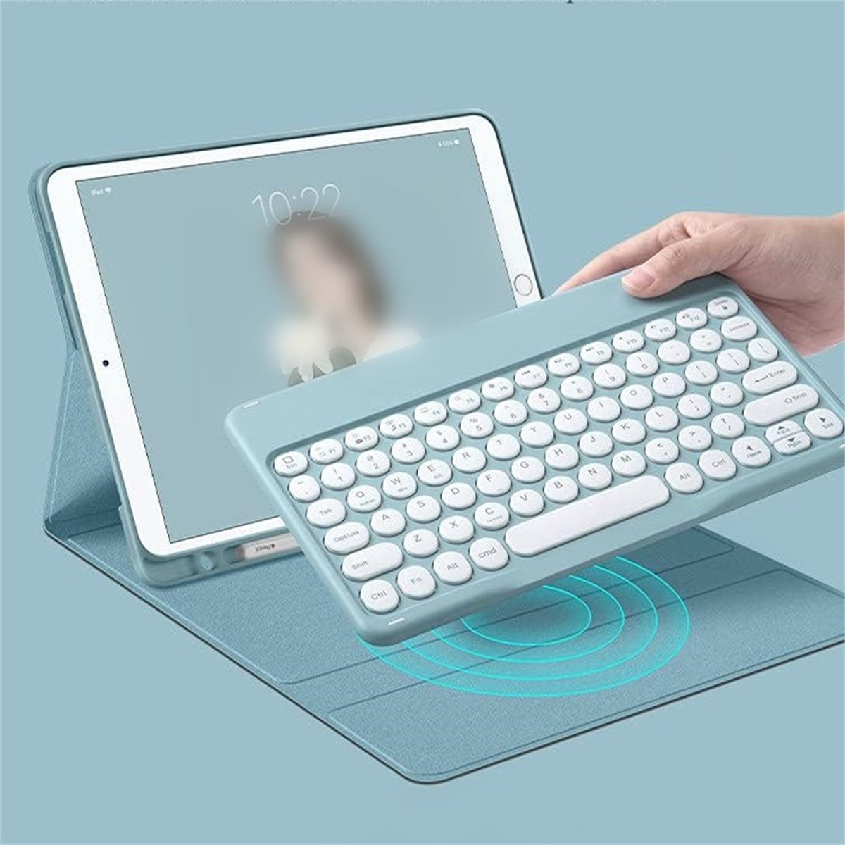 Ein iPad in einem Gehäuse mit abnehmbarer Tastatur. Eine Hand hält die Tastatur über dem Gehäuse.