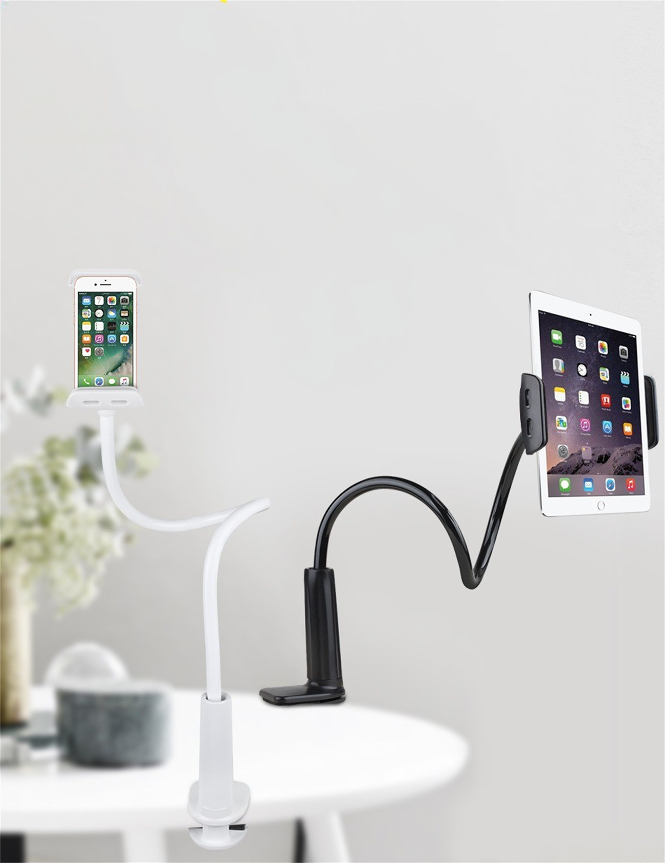 Zwei flexible Telefon-/Tablethalterungen; eine weiße mit einem Telefon, die andere schwarz mit einem Tablet.