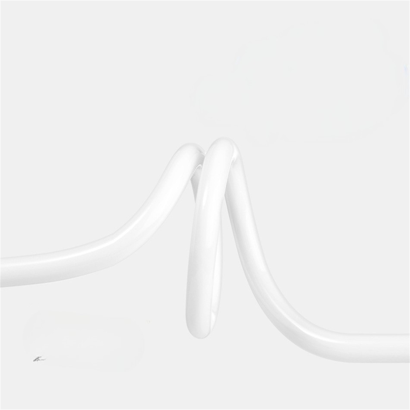 Weißes, gebogenes Kabel, das zwei Schlaufen vor weißem Hintergrund bildet.