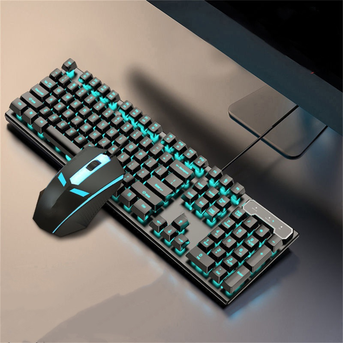 Eine Gaming-Tastatur und -Maus mit türkisfarbener Beleuchtung auf dunkler Oberfläche.