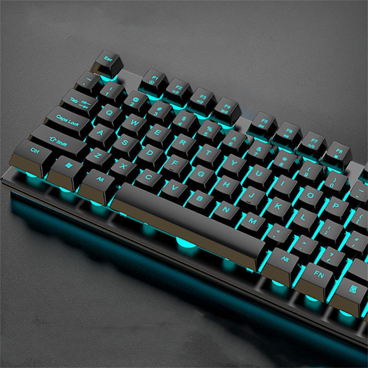 Schwarze Tastatur mit blauer Hintergrundbeleuchtung. Die Tasten sind mit weißen Buchstaben beschriftet.