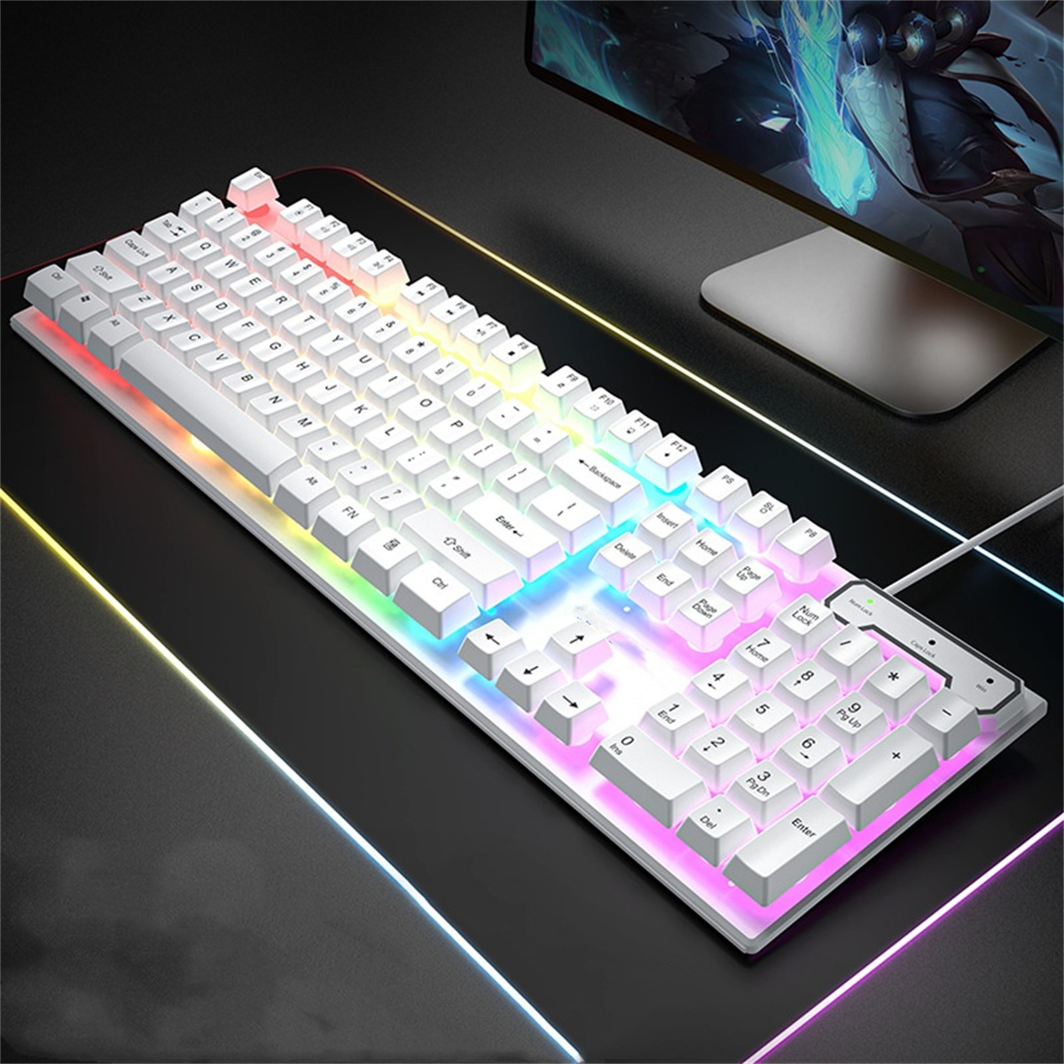 Eine weiße Gaming-Tastatur mit Regenbogenbeleuchtung. Die Tastatur hat eine dunkle Oberfläche.