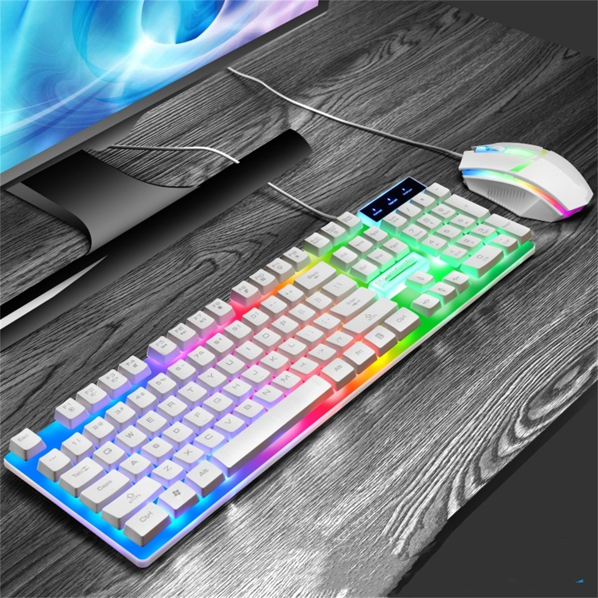 Eine weiße Tastatur mit Regenbogenlichtern liegt auf einem Holztisch. Eine weiße Maus liegt daneben.
