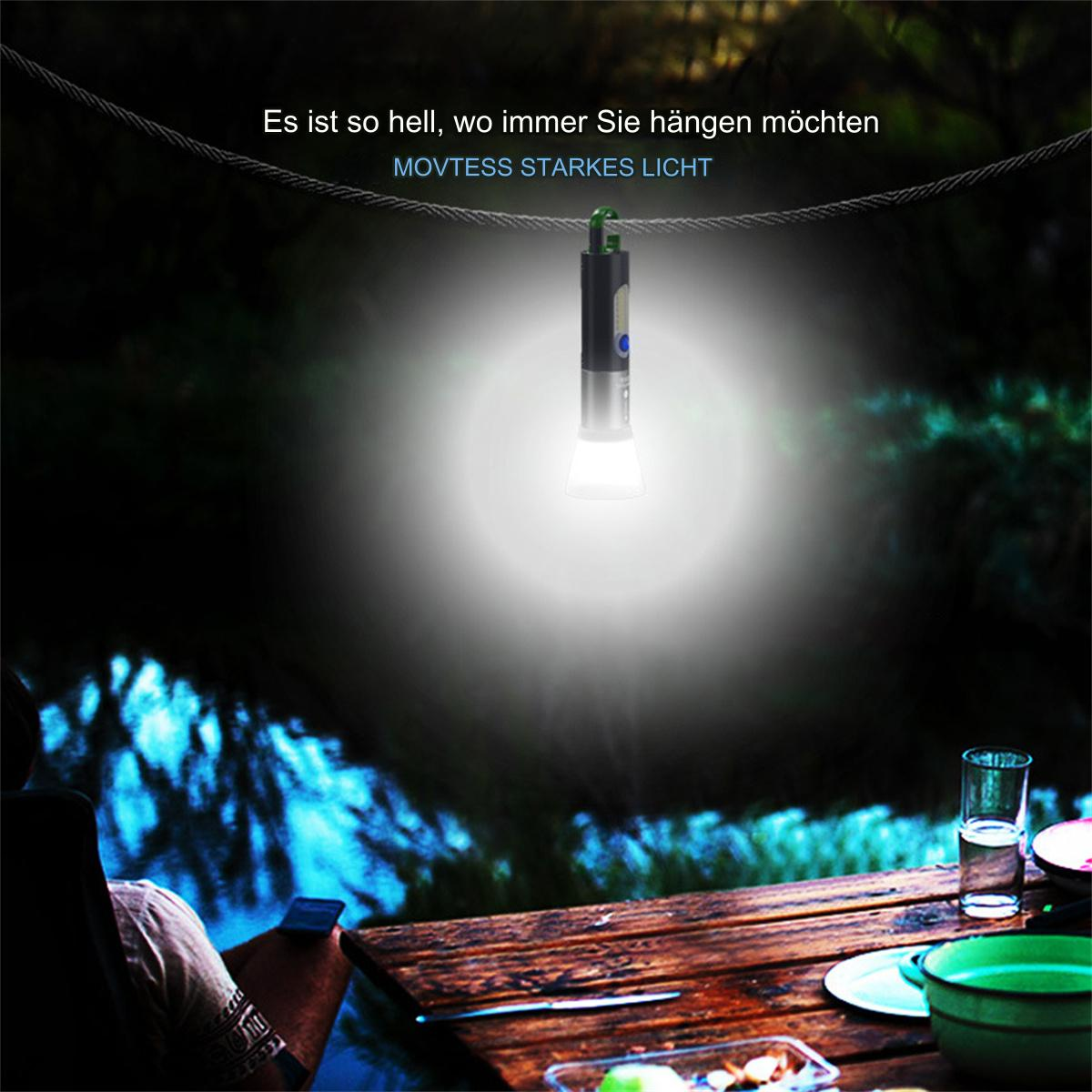 Eine hängende Laterne, die Licht über einen Holztisch und eine sitzende Person scheint.