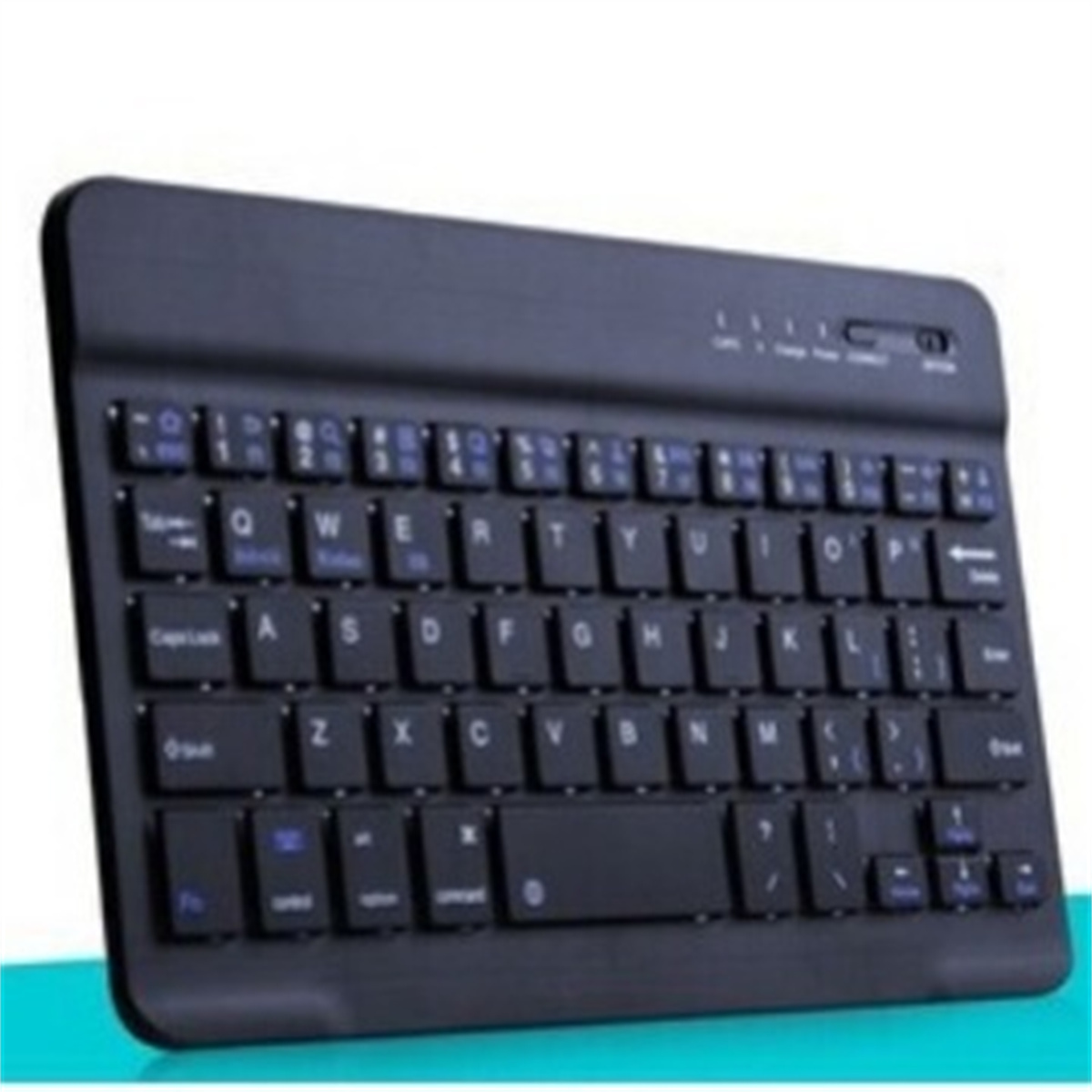 Schwarze kabellose Tastatur. Es hat viele Tasten mit blauen Buchstaben und Zahlen. Der Hintergrund ist weiß.