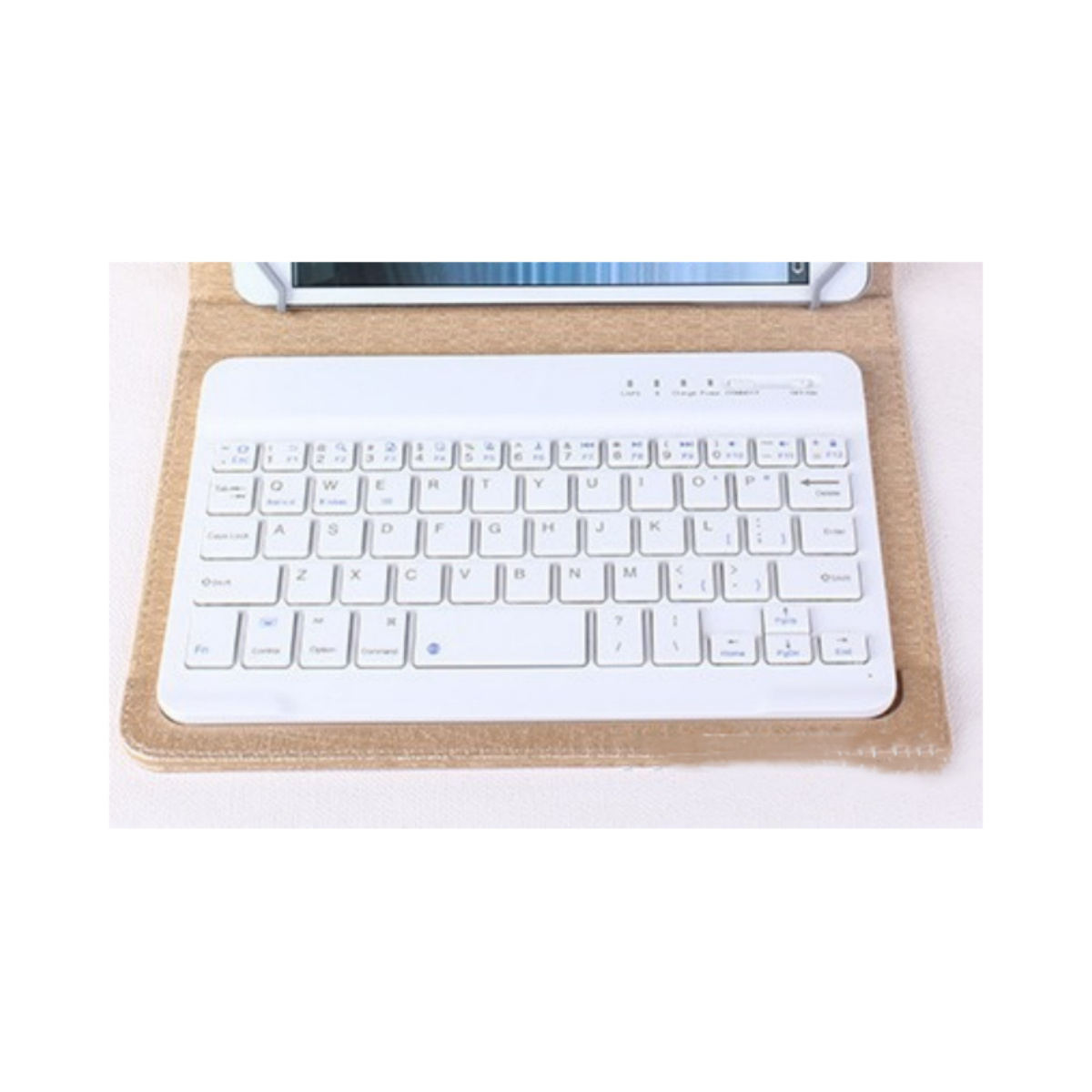 Eine weiße Tastatur über einem Tablet in einem braunen Gehäuse. Die Tastatur hat weiße Tasten.