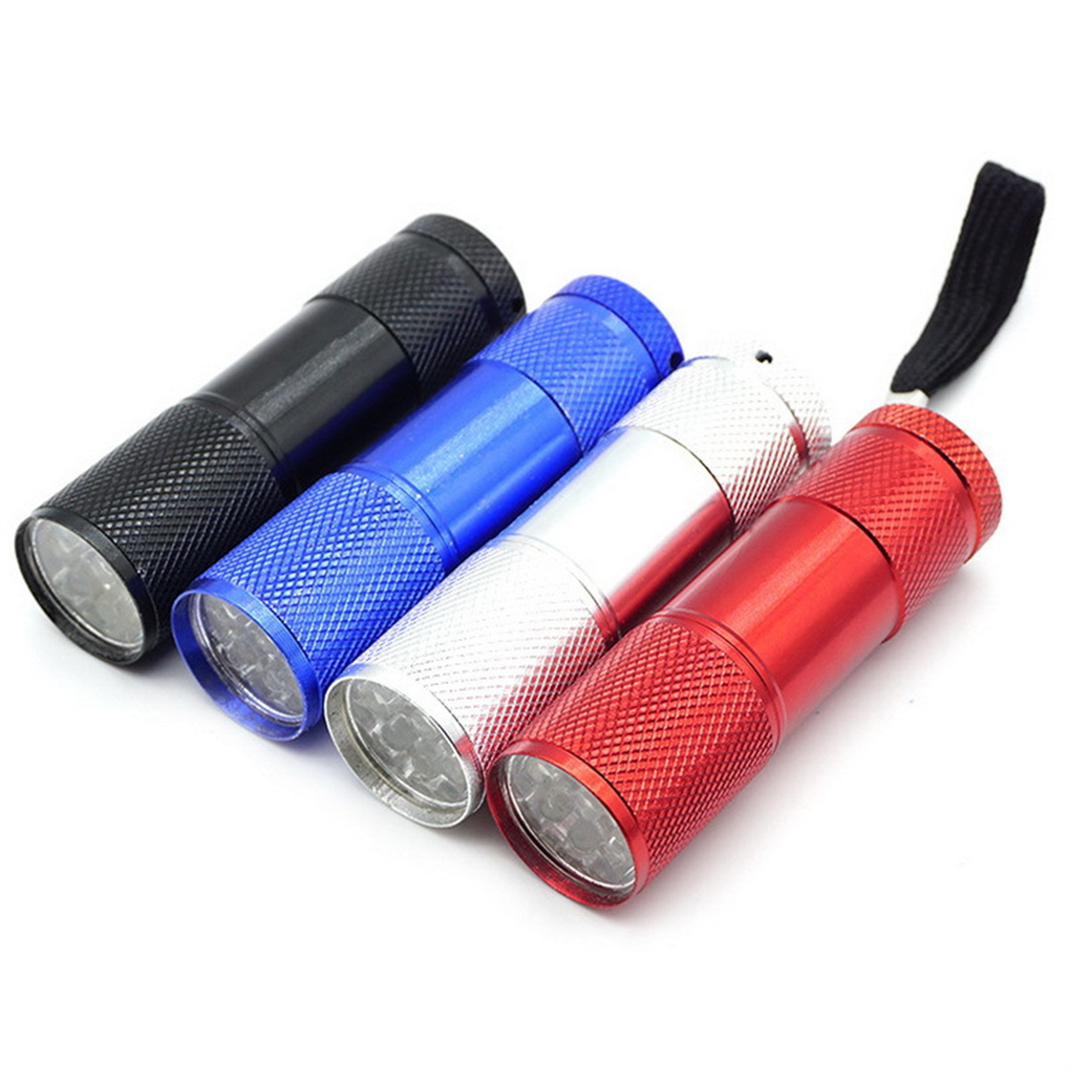 Vier kleine Taschenlampen. Farben: Schwarz, Blau, Silber, Rot. Weißer Hintergrund. Ausgeschaltet.