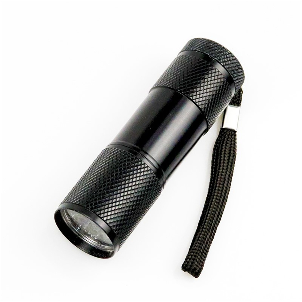 Schwarze Taschenlampe auf weißem Hintergrund. Sie hat eine Handschlaufe.
