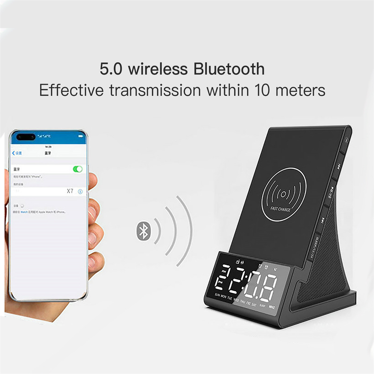 Schwarzes kabelloses Ladegerät und Wecker, Telefon verbunden, eine Hand hält Telefon mit Bluetooth-Symbol.