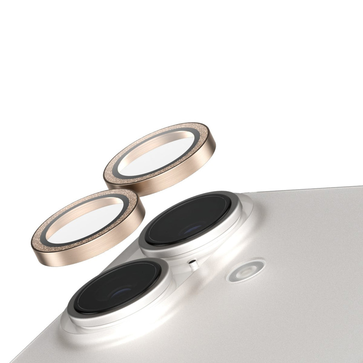 Trois protecteurs d'objectif d'appareil photo circulaires. Bords dorés avec verre transparent, flottant au-dessus d'un appareil photo.