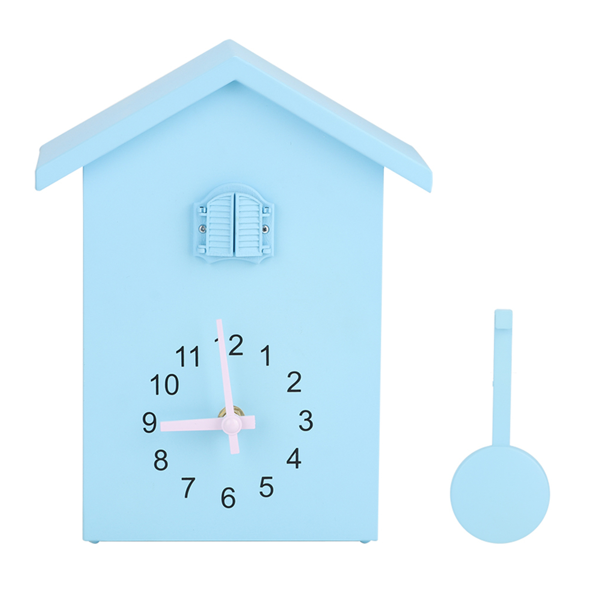 Eine hellblaue Vogelhaus-Uhr mit rosa Pendel, zeigt 9:00 Uhr an. Weißer Hintergrund.