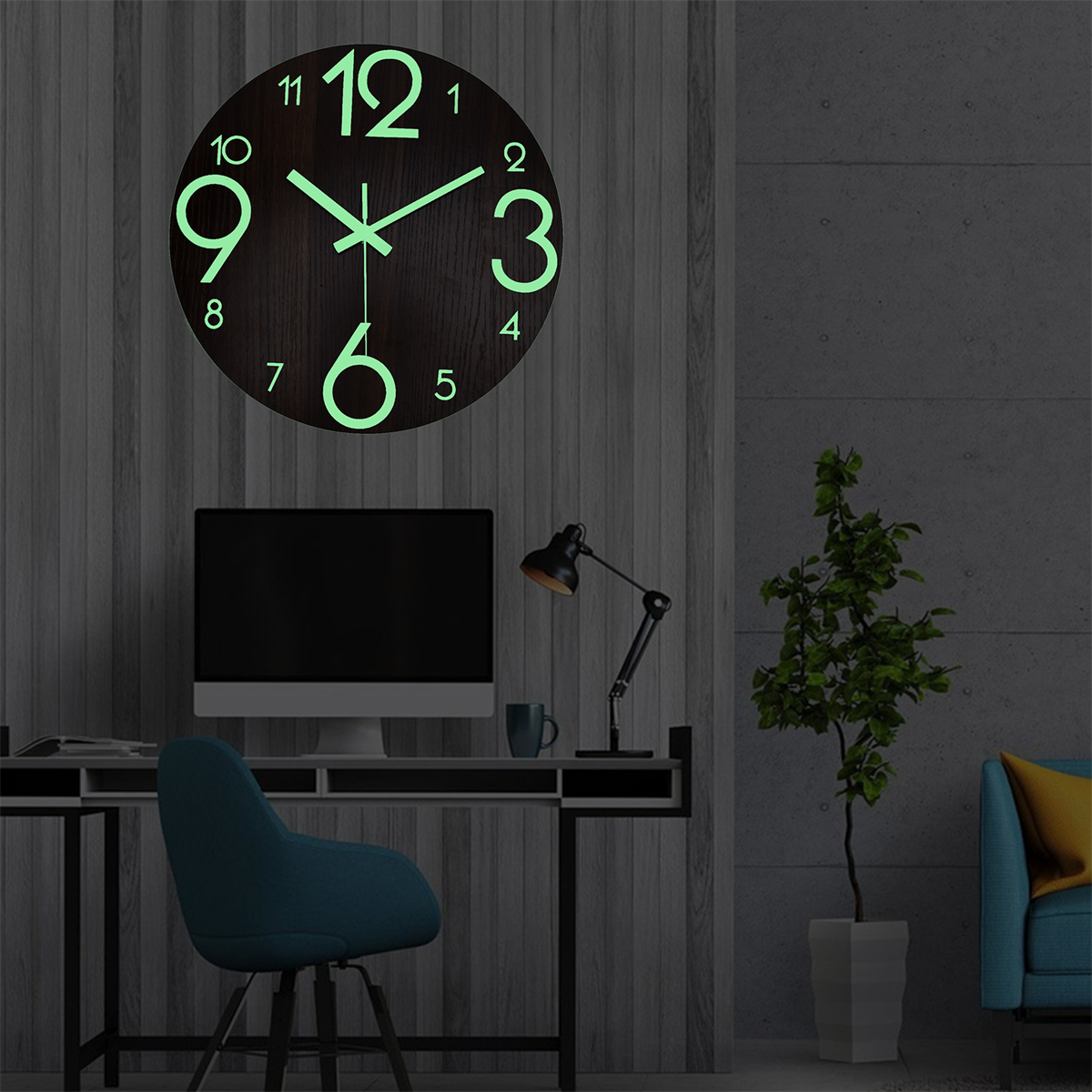 Leuchtende Uhr an der Wand, Zahlen und Zeiger. Hintergrund: Schreibtisch mit Lampe und Pflanze.