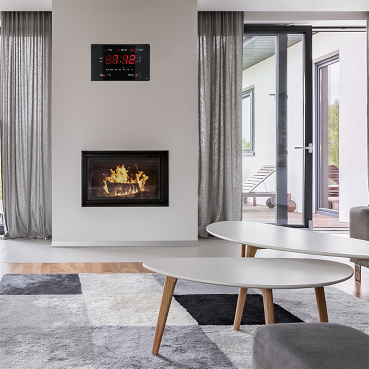 Wohnzimmer mit Kamin, Digitaluhr und zwei weißen Couchtischen.