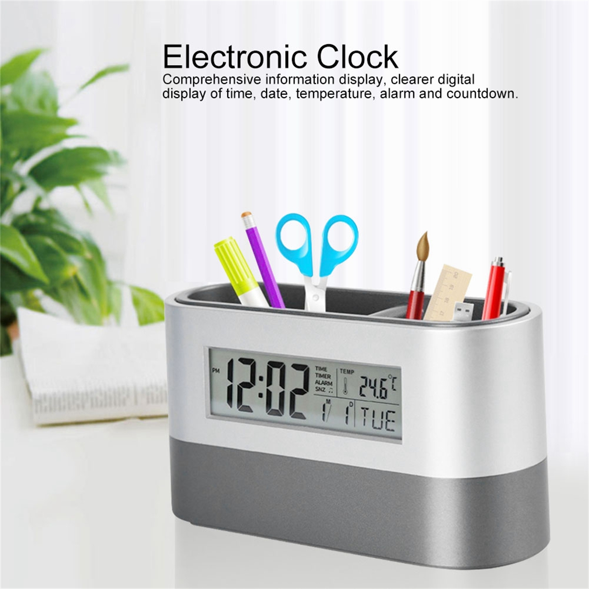 Elektronische Uhr mit Stiften, Scheren und anderen Gegenständen. Anzeige von Zeit und Datum.