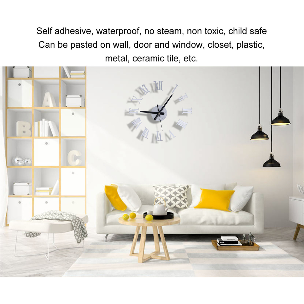 Wanduhr mit römischen Ziffern. Weiße Wand, weißes Sofa, gelbe Kissen, Holztisch und Hängelampen.