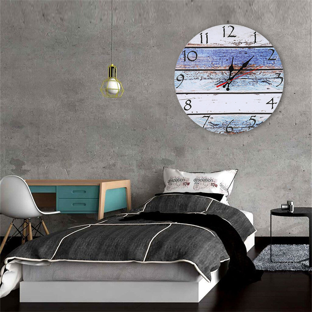 Schlafzimmer mit Wanduhr, Bett, Beistelltisch und Stuhl. Die Uhr hat ein blau-weißes Design.