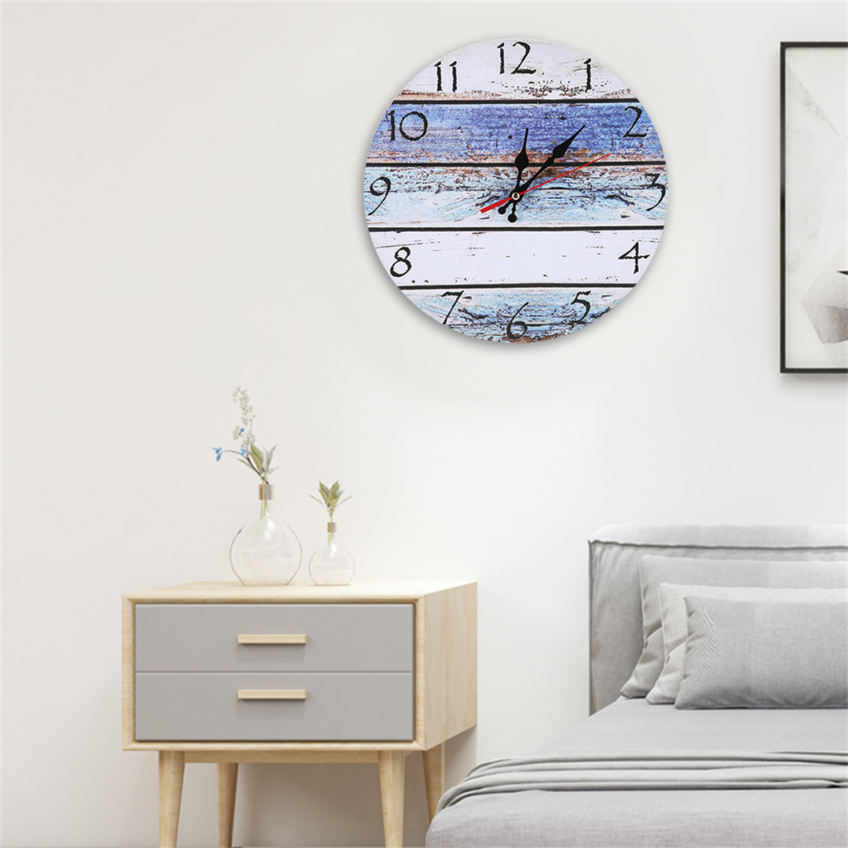 Eine Wanduhr im Holzstil mit einer Schlafzene im Hintergrund.