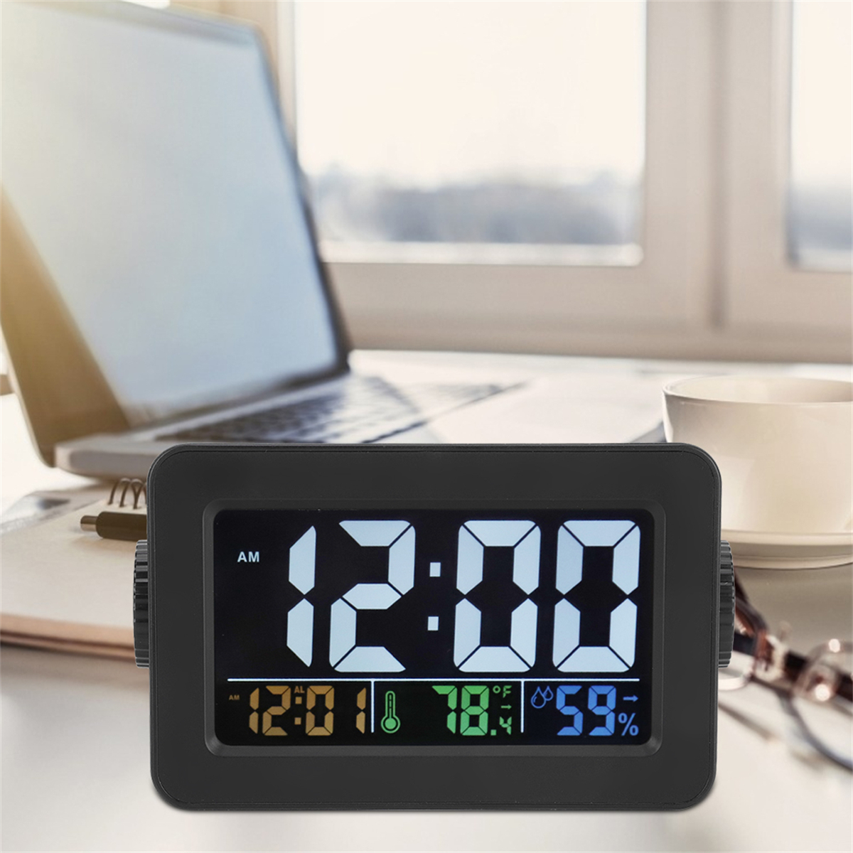 Schwarze Digitaluhr mit Zeit, Temperatur, Luftfeuchtigkeit usw. Schreibtischumgebung.