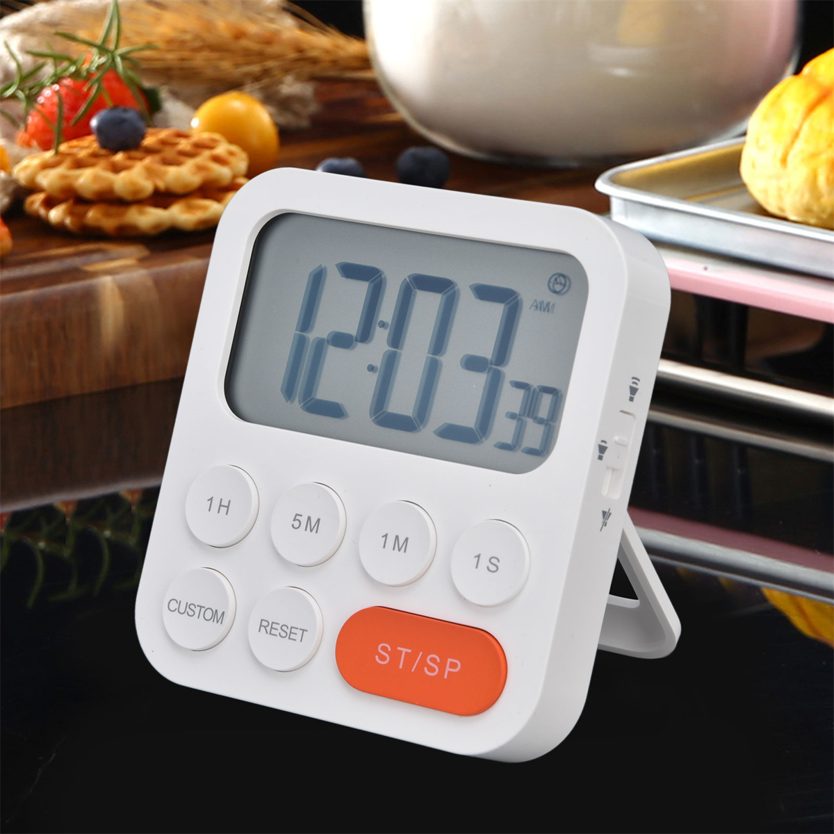 Weißer digitaler Küchentimer mit Knöpfen und einem Display, das die Zeit anzeigt.