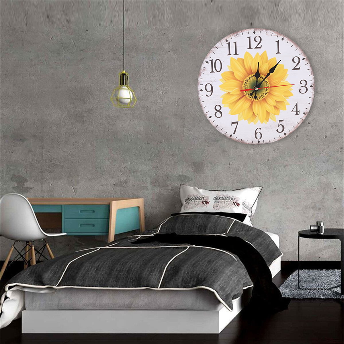 Wanduhr mit Sonnenblumendesign, über einem Bett und anderen Möbeln.