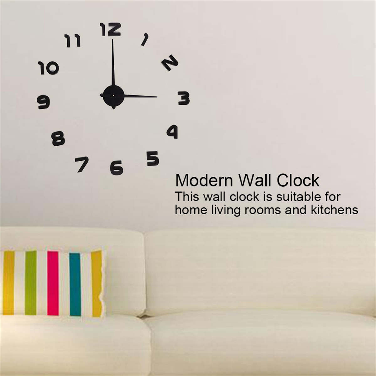Eine Wanduhr mit schwarzen Zahlen. Ein weißes Sofa und ein gestreiftes Kissen befinden sich darunter. Weißer Hintergrund.