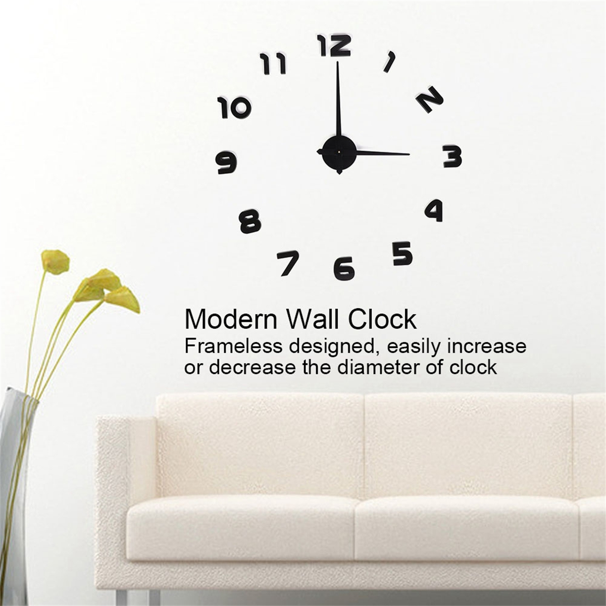 Wanduhr mit schwarzen Ziffern und Zeigern. Silbervase mit gelben Blumen und ein weißes Sofa.