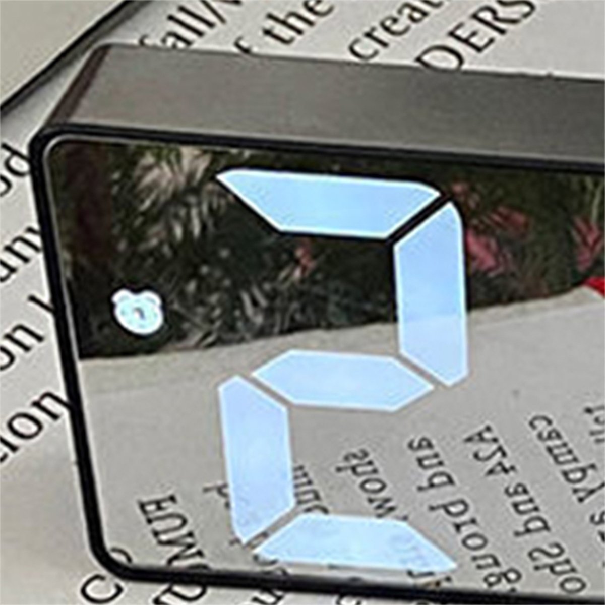 Nahaufnahme einer Digitaluhr, die die Zahl 2 in Weiß anzeigt.