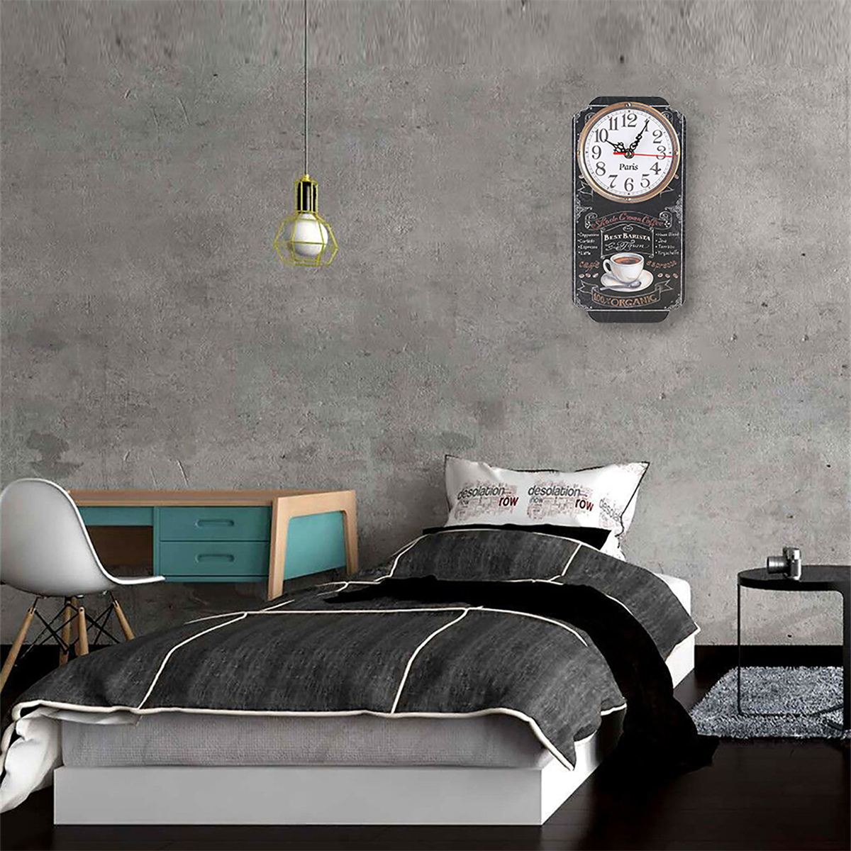 Ein Schlafzimmer mit Bett, Uhr an der Wand und einem kleinen Tisch.