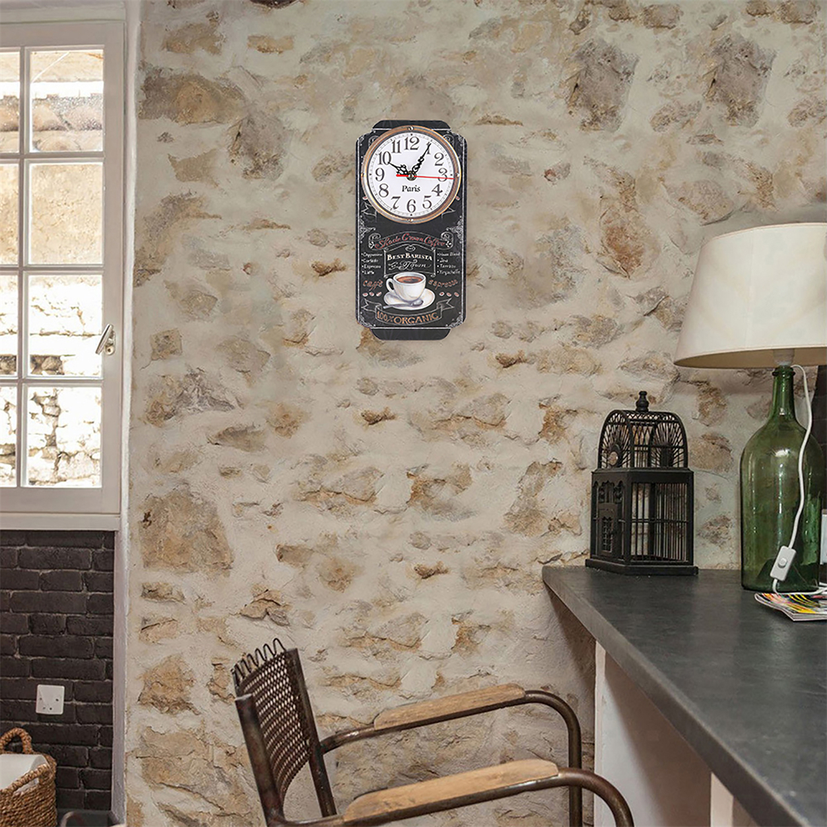 Eine Vintage-Wanduhr mit Kaffeedesign, an einer Steinmauer mit Stuhl und Lampe.