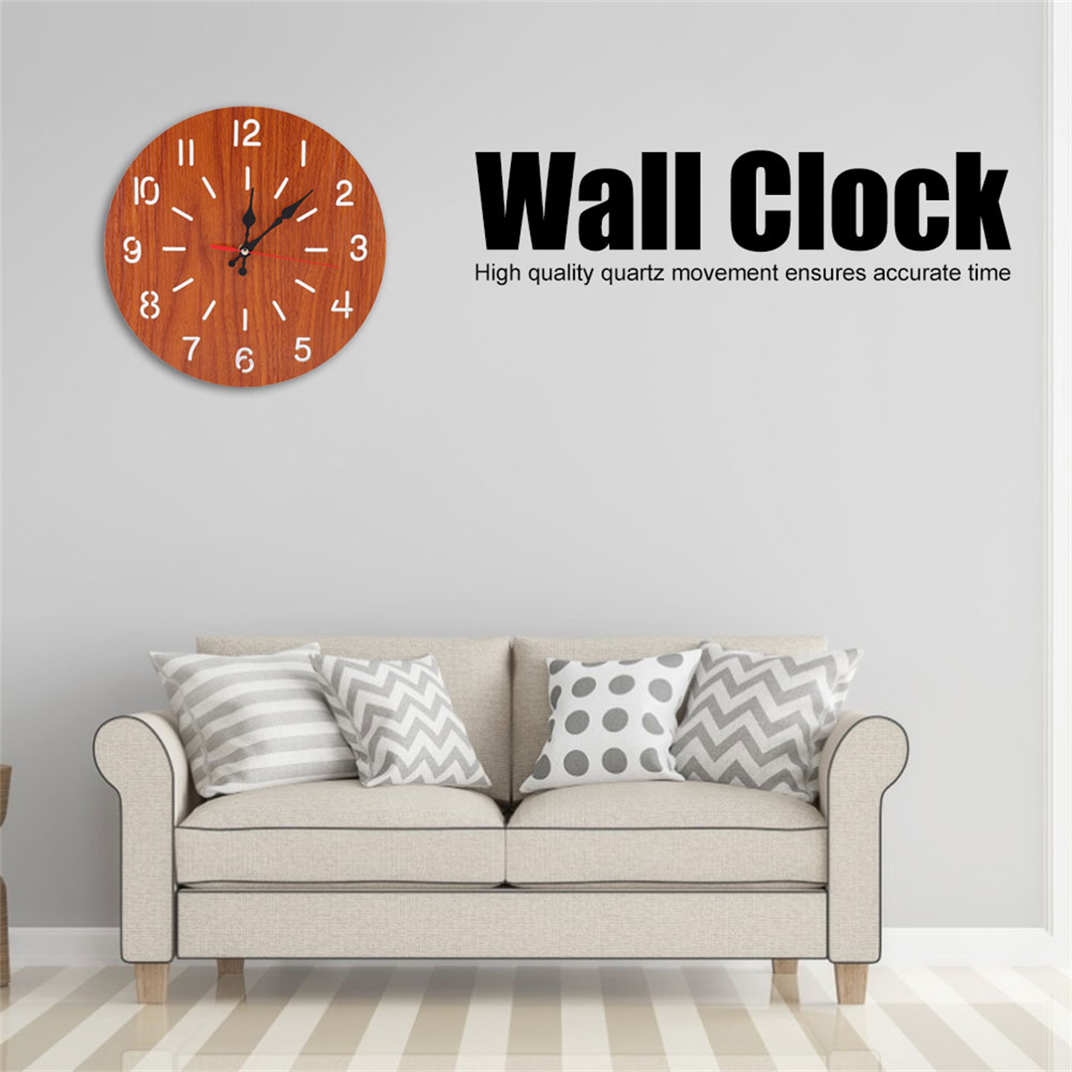Eine runde Wanduhr aus Holz hängt an einer grauen Wand und ein beiges Sofa.