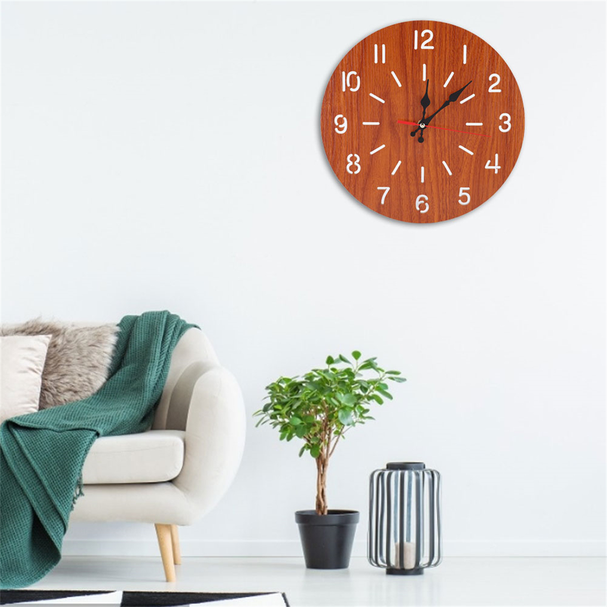 Eine hölzerne Wanduhr mit weißen Ziffern und einem roten Sekundenzeiger.