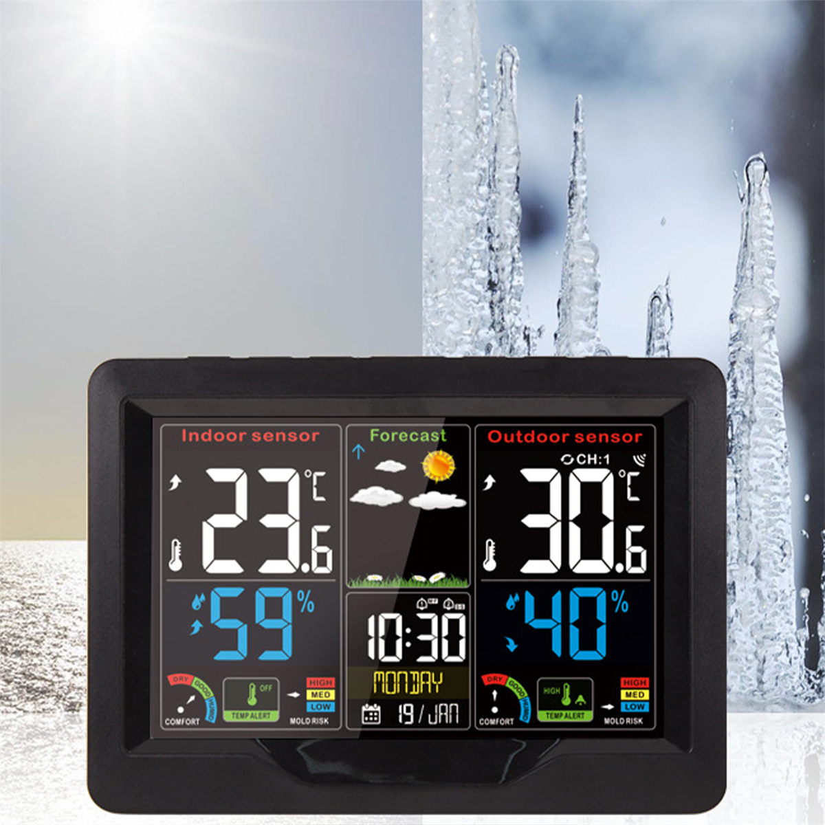 Digitale Wetterstation, die Temperatur und Luftfeuchtigkeit anzeigt. Im Hintergrund Eiszapfen.