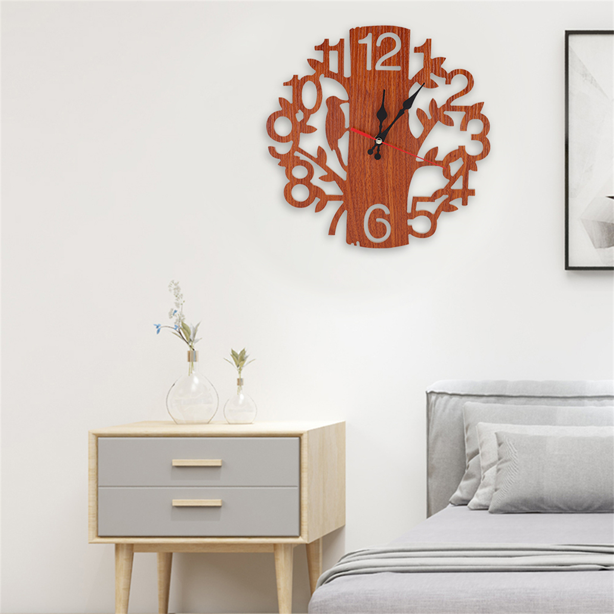 Wanduhr aus Holz mit Baumdesign, die Zeit anzeigt. Weißer Hintergrund. Nachttisch.